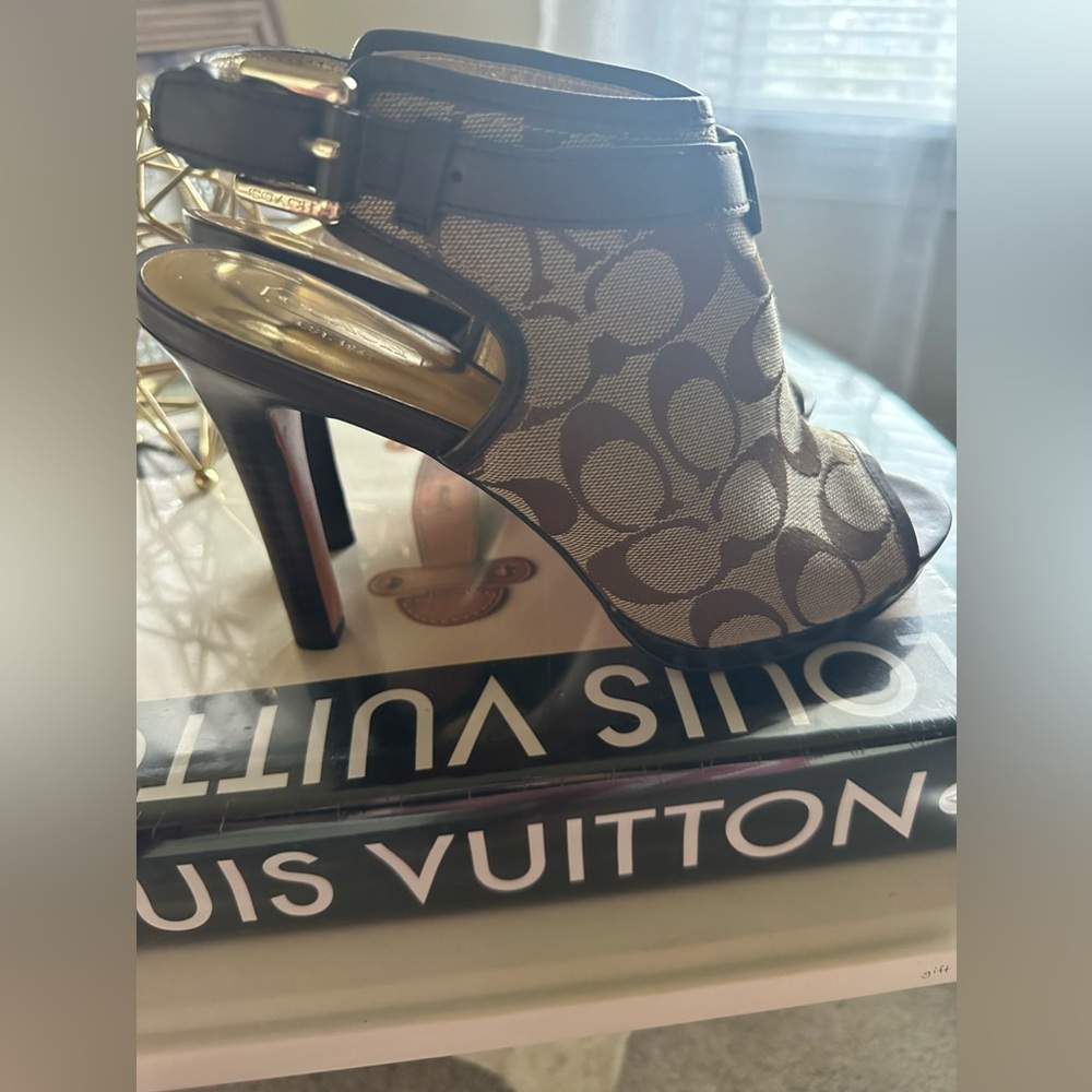 Coach peep toe sling back in very good condition. SZ 8B. Box not included. - Picture 3 of 4